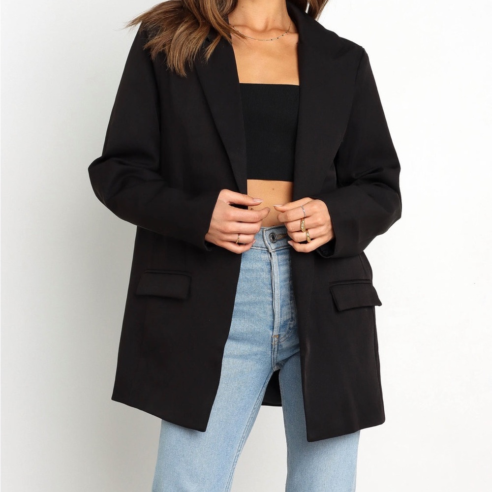 Relaxed fit long sleeve black blazer
